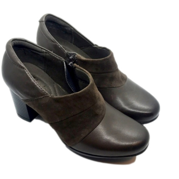 𝅺Clarks Women’s Brown Leather Ankle Booties 6M - Picture 3 of 15